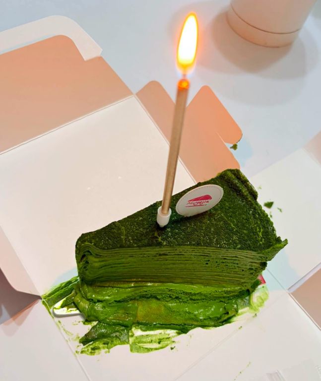 獨享的抹茶千層蛋糕與生日蠟燭